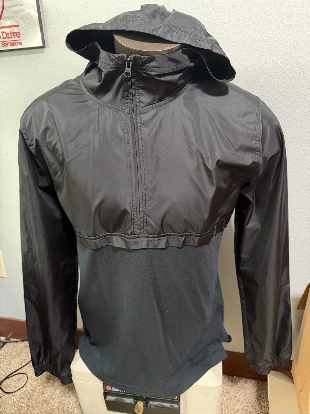 Under Armour Men's Large Black Hooded Windbreaker Pullover Jacket